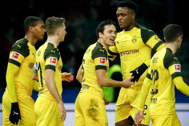 林加德社媒晒怀抱女儿照片：节日快乐